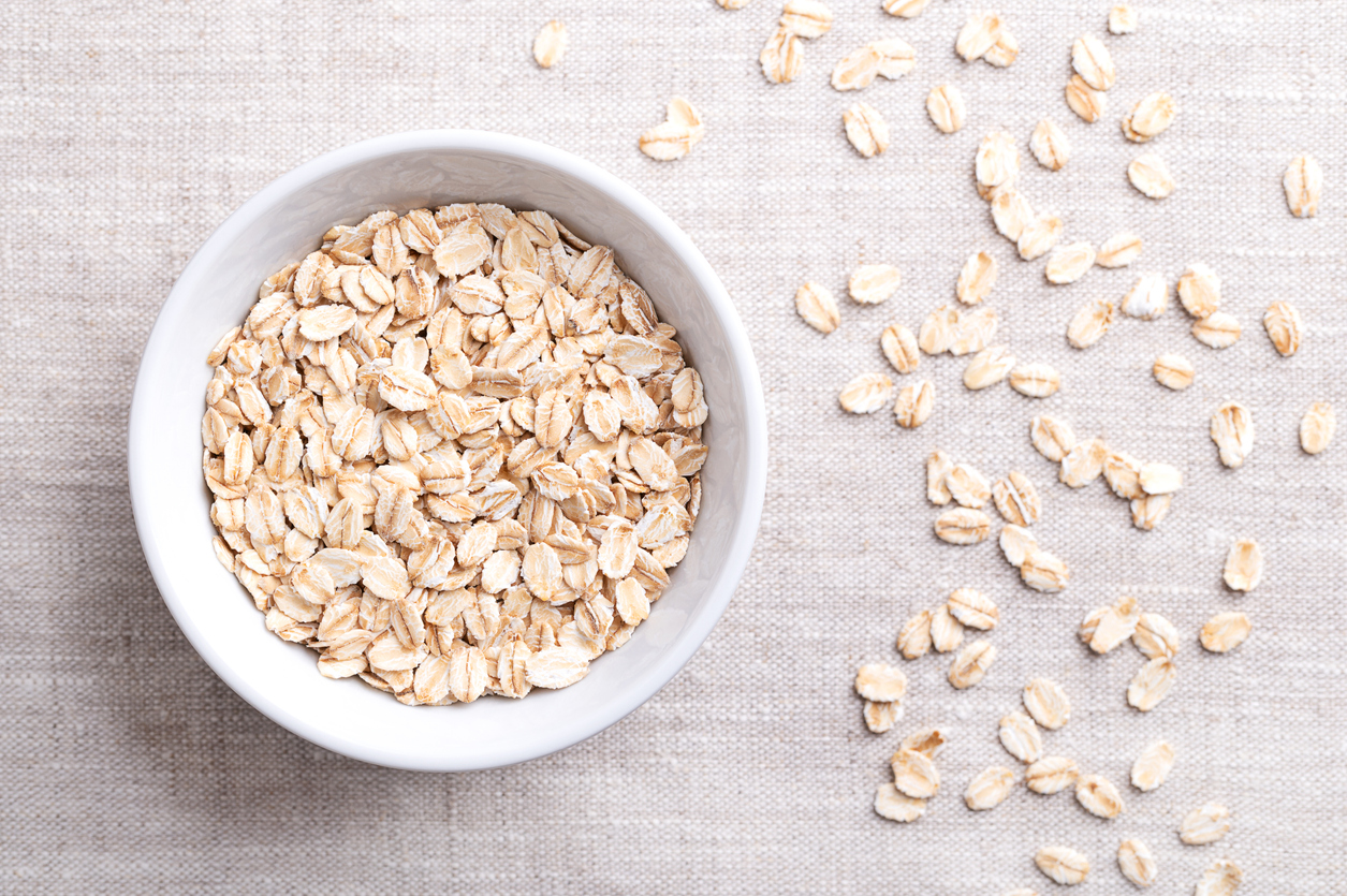 a china bowl of jumbo porridge oats
